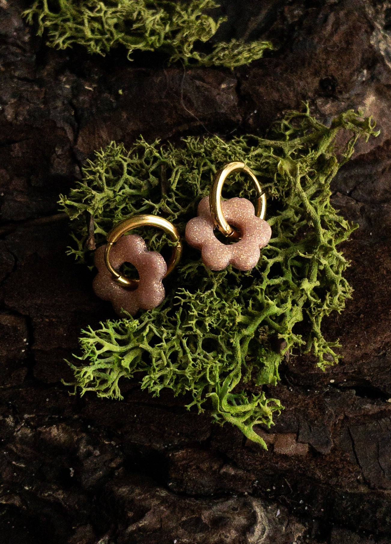 Boucles mini Daisy dorées irisées